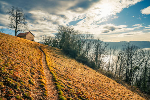 Un refuge de montagne en hiver avec les feuilles au sol. Les hautes montages enneigées. C'est l'hiver.