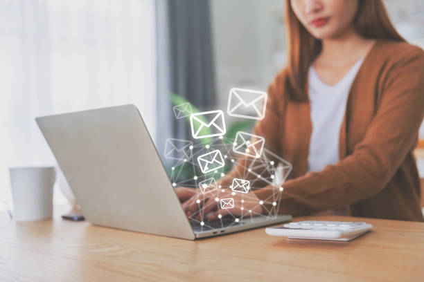 concetto di email marketing e newsletter. donna che utilizza il computer portatile e l'invio di un messaggio online con l'icona di posta elettronica - cassetta postale per linvio della posta foto e immagini stock