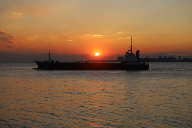 I photograph sunsets of various colors in Japan along with landscapes.