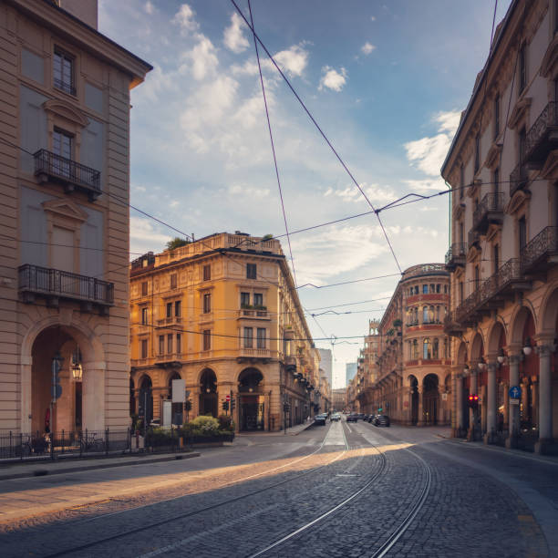 zlatá hodinka v historickém centru turína s tramvajovými linkami – elegantní italská architektura - městská ulice - stock snímky, obrázky a fotky