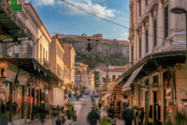vista della strada nella vecchia atene, grecia. strada greca al tramonto ad atene, grecia - acropoli atene immagine foto e immagini stock