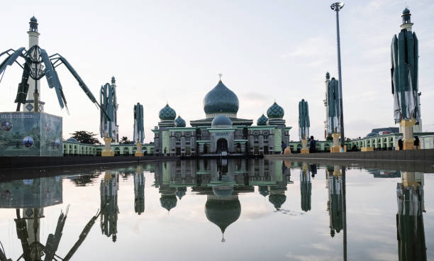 An-Nur Great Mosque is the largest mosque in Pekanbaru and has an architectural style that combines Malay, Arabic, Turkish and Indian.