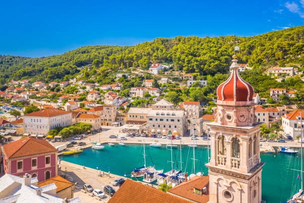 pucisca trên đảo brac với tháp chuông nhà thờ và làng bờ biển - croatia hình ảnh sẵn có, bức ảnh & hình ảnh trả phí bản quyền một lần