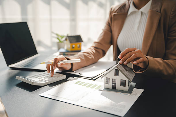 istock real estate agent Delivering sample homes to customers, mortgage loan contracts. Make a contract for hire purchase and sale of a house. and home insurance contracts, home mortgage loan concepts 2197568748