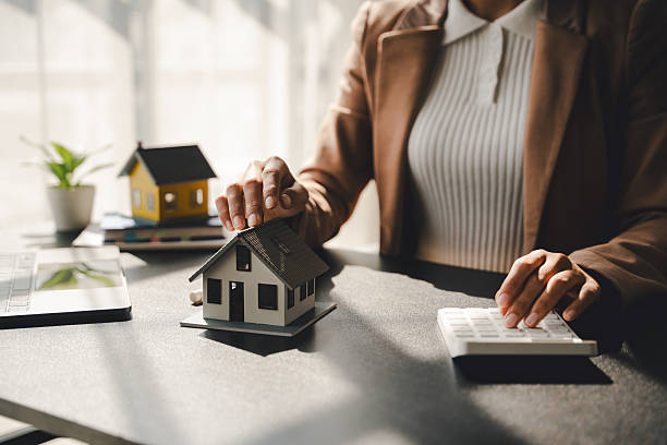 istock real estate agent Delivering sample homes to customers, mortgage loan contracts. Make a contract for hire purchase and sale of a house. and home insurance contracts, home mortgage loan concepts 2197568764