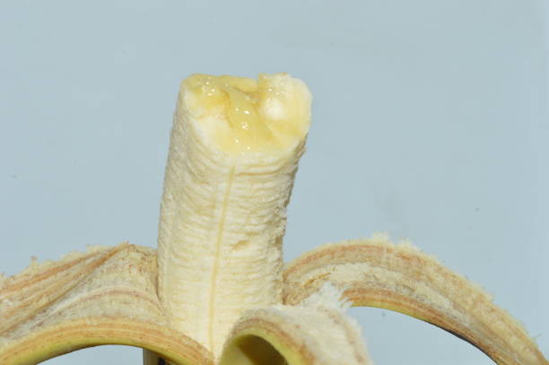 Ripe bananas on a plate, a symbol of simple, healthy eating. Useful for nutrition, lifestyle, or tropical food concepts. Ideal for articles, menus, or wellness promotions.