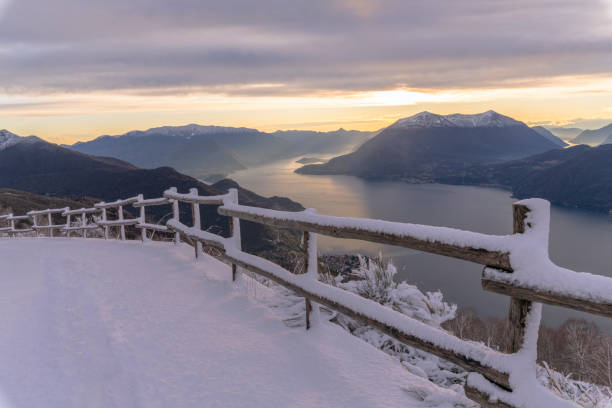 le montagne e i panorami innevati attorno al lago di comò