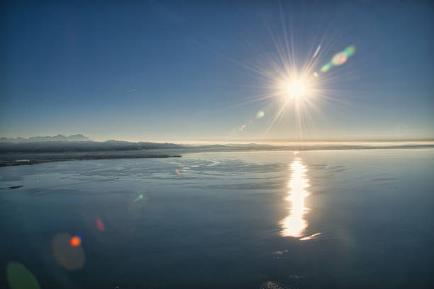 Die Abendsonne über dem Bodensee, mit Schweizer Alpen