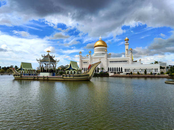 istock Omar Ali Saifuddien Mosque in Bandar Seri Begawan, Brunei 2198114246
