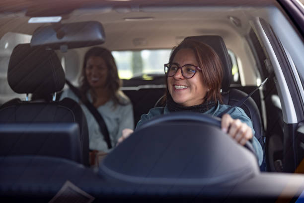 crowdsourcing taxisofőr beszélget egy utassal a hátsó ülésen - sofőr témájú stock jellegű vizuális alkotások, jogdíjmentes fotók és képek