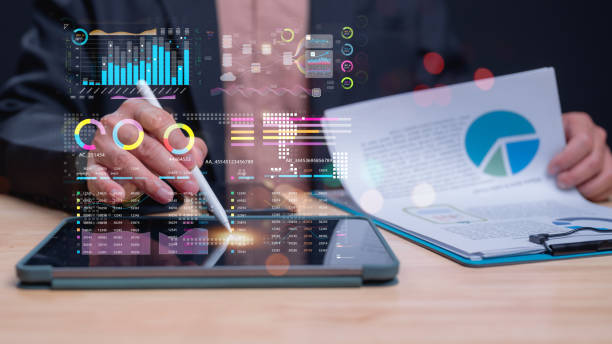 data analytics in action, professional nutzt tablets zur datenanalyse, moderne analysemethoden durch visuelle darstellungen und diagramme - journalismus stock-fotos und bilder