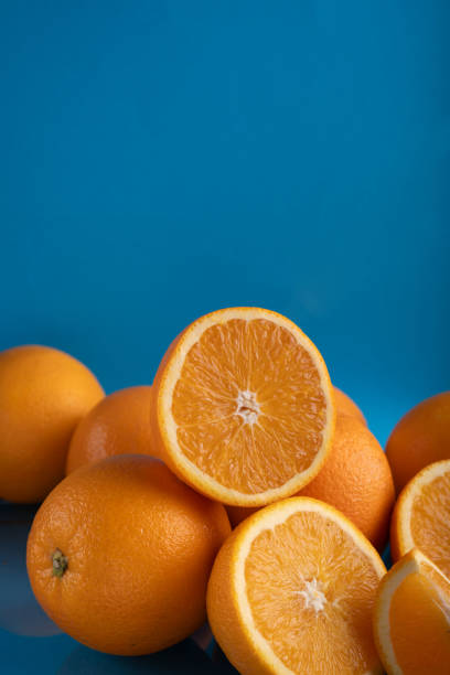 photo Vibrant photo of a fresh orange and its slice showcasing bright citrus fruit colors