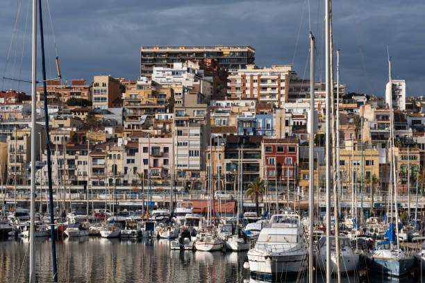 el barrio de ocata con sus coloridos edificios. ayuntamiento de el masnou, cataluña, españa. vista frontal desde el puerto deportivo. - maresme fotografías e imágenes de stock