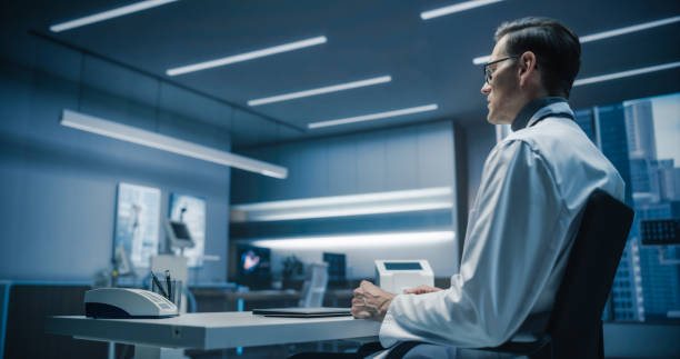 Doctor Interacts with Patient via Holographic Display in Medical Office. Mock Up Image for Augmented Reality Element Where Physician Discusses Medical Exam Test Results and Gives Advice el médico interactúa con el paciente a través de una pantalla holográfica en el consultorio médico. imagen de maqueta para el o de realidad aumentada donde el médico discute los resultados de las pruebas de exámenes médicos y da consejos