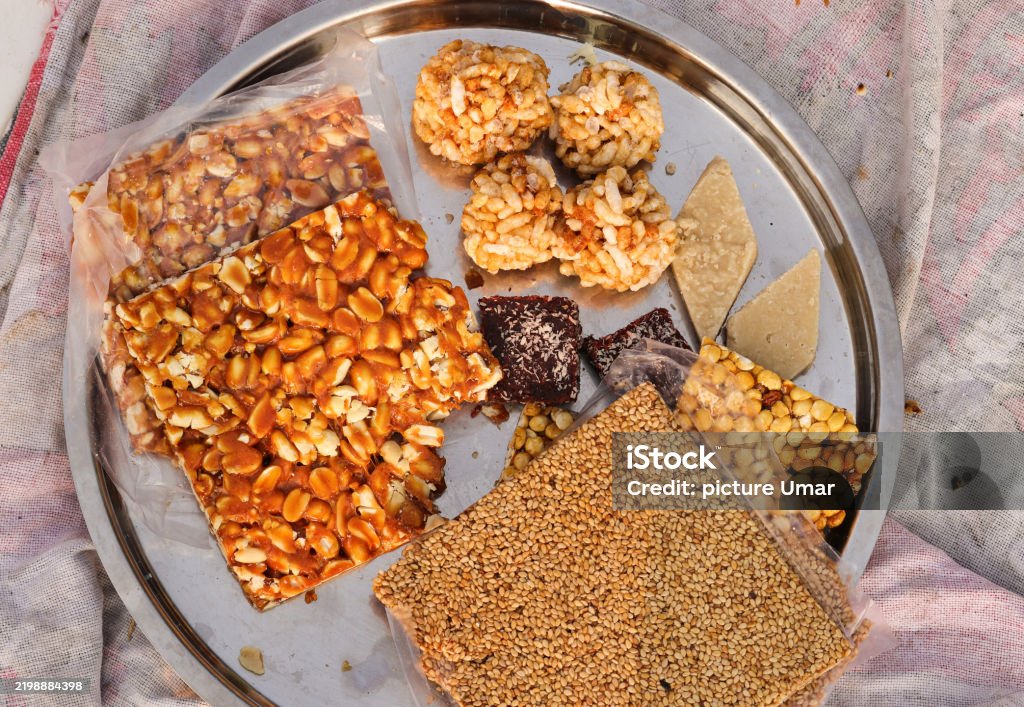 Peanut chikki și Til chikki sunt mâncăruri dulci făcute cu jaggery, arahide și susan. Murmura laddu, laddu de orez pufos, Daliya Chikki (fudge), festival indian makar Sankranti dulce special. Khajur Pak. - Fotografie de stoc Aliment dulce fără redevențe Peanut chikki și Til chikki sunt mâncăruri dulci făcute cu jaggery, arahide și susan. Murmura laddu, laddu de orez pufos, Daliya Chikki (fudge), festival indian makar Sankranti dulce special. Khajur Pak. - Fotografie de stoc Aliment dulce fără redevențe