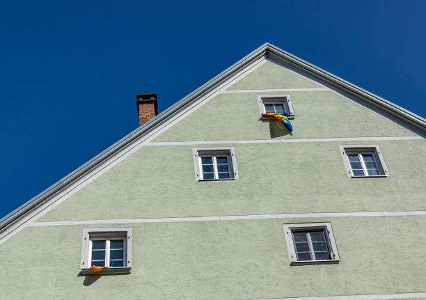 the building's pediment in light gray with windows on the wall does not need an intellectual property .