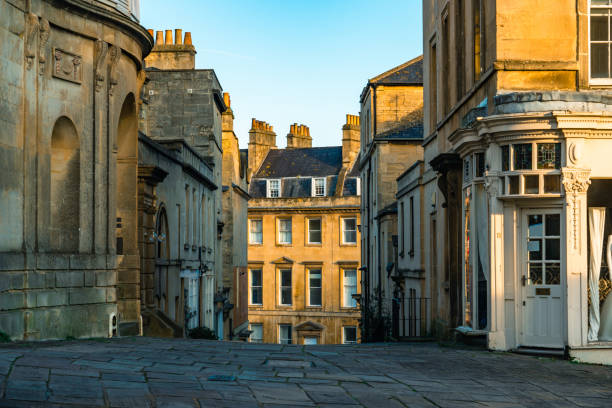 warm sunlight illuminating the historic buildings of bath, england - georgiano estilo fotografías e imágenes de stock