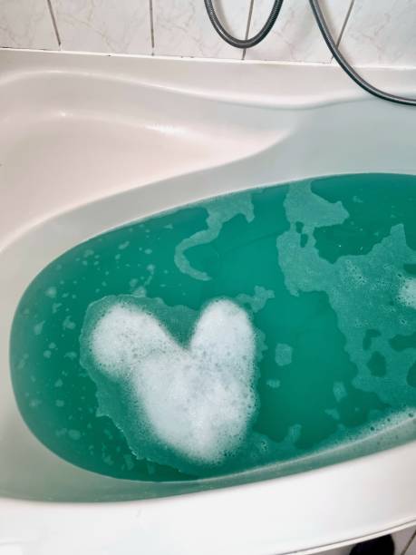 istock Badewanne mit blaues Wasser 2198951117