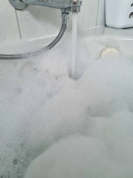 istock Badewanne mit blaues Wasser 2198951261
