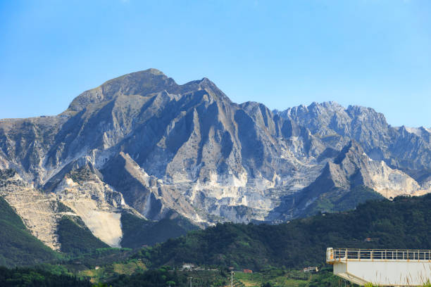 Alpi Apuane dalla distanza in Carrara