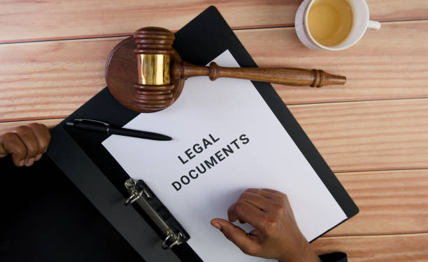 giấy tờ pháp lý trên bàn làm việc với búa và tách cà phê - legal procedures and blanket certification hình ảnh sẵn có, bức ảnh & hình ảnh trả phí bản quyền một lần