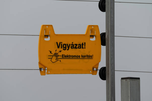 A yellow warning sign with Hungarian text \