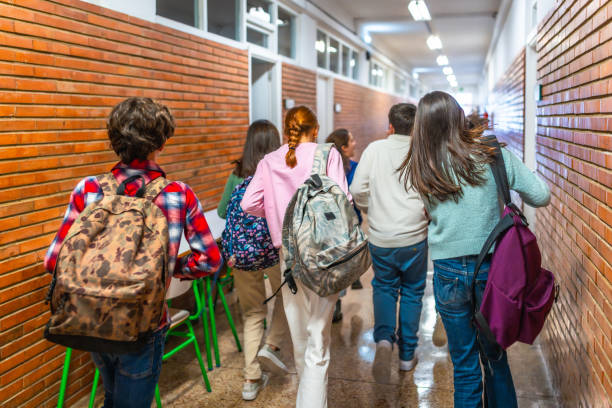 alunos correndo no corredor da escola entre as aulas - colégio educação - fotografias e filmes do acervo
