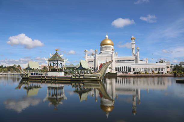 istock Omar Ali Saifuddien Mosque, Brunei 2199343400