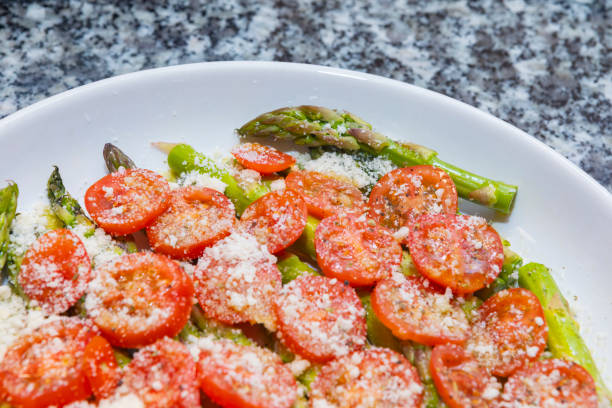 Asparagus and cherry tomatos in the oven, with cheese gratin.