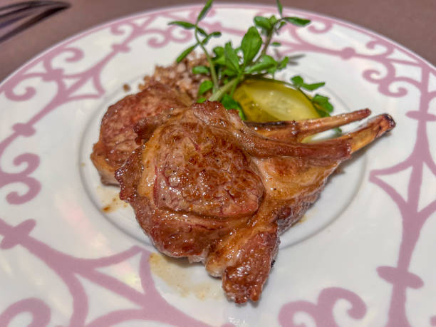 銀座のロシア料理レストランでラムチョップを焼く - ラム肉 ストックフォトと画像