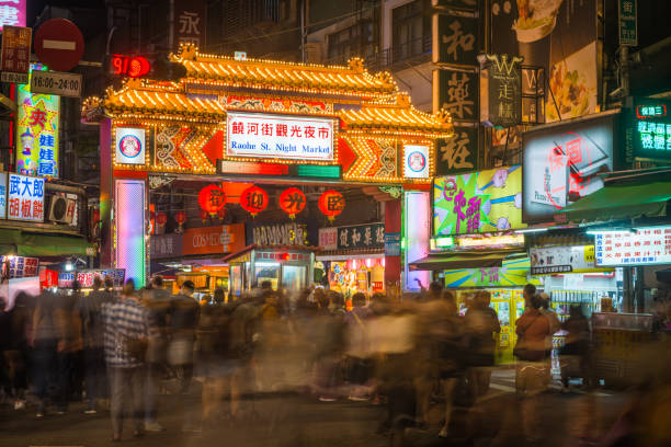 Taipei Raohe Street Night Market crowds people busy city Taiwan The crowded pavements of Raohe Street Night Market in the heart of Taipei, Taiwan’s vibrant capital city. night market stock pictures, royalty-free photos & images