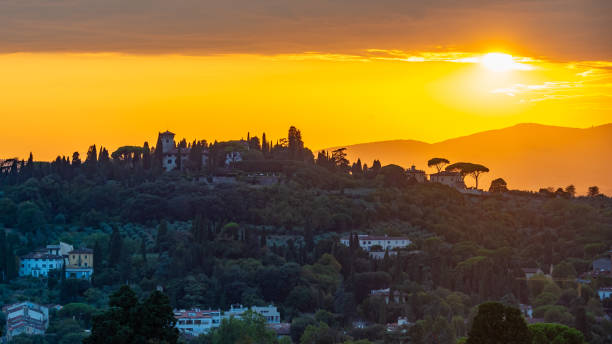 istock Landschaft der Toskana bei Sonnenuntergang 2199807698
