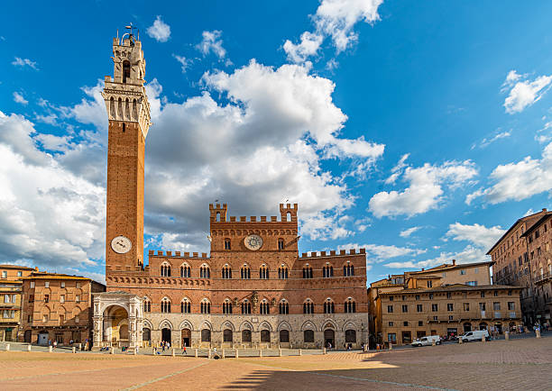 istock Piazza del Campo mit Palazzo Pubblico in Siena 2199808617