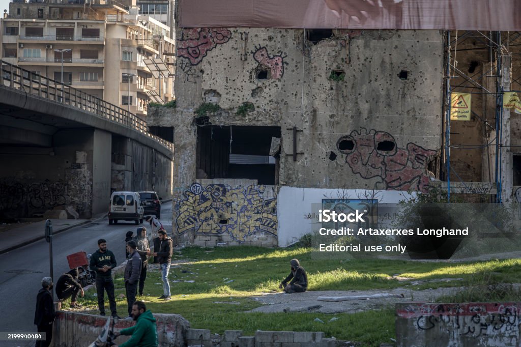 I fori dei proiettili sul muro nel centro di Beirut, ex zona di conflitto della guerra civile - Foto stock royalty-free di Danneggiato I fori dei proiettili sul muro nel centro di Beirut, ex zona di conflitto della guerra civile - Foto stock royalty-free di Danneggiato