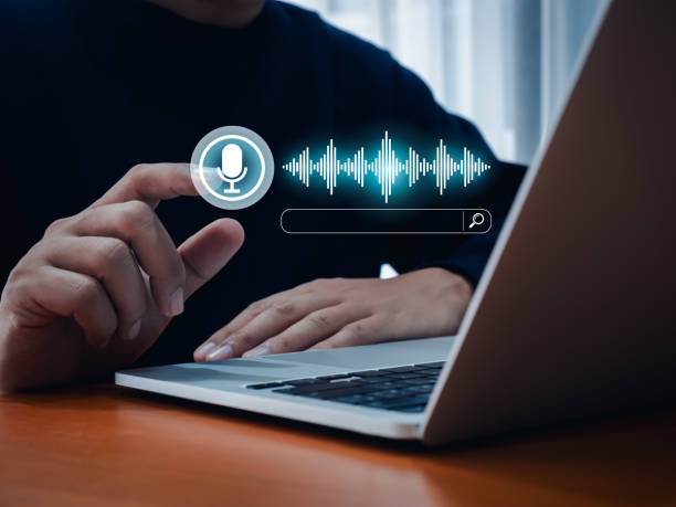 Voice search optimization (VSO) technology concept. AI conversational assistant automation bot with digital sound wave audio graphic and search engine bar while man press on microphone button. concepto de tecnología de optimización de búsqueda por voz (vso). bot de automatización de asistente conversacional ai con onda de sonido digital, audio, gráfico y barra de motor de búsqueda mientras el hombre presiona el botón del micrófono.