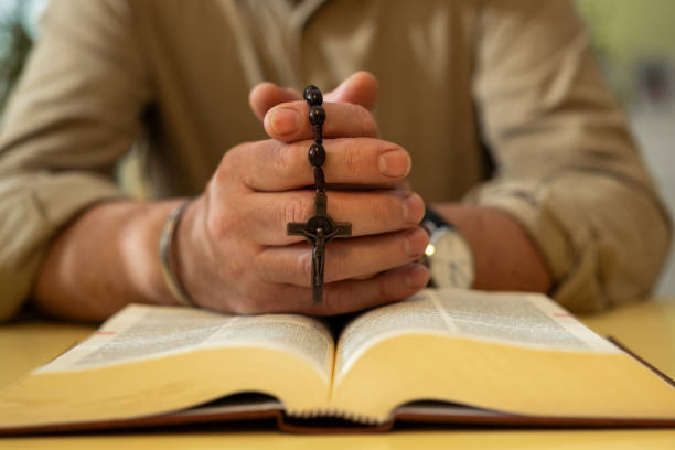 istock Man reading the Holy Bible in Portuguese 2200121962