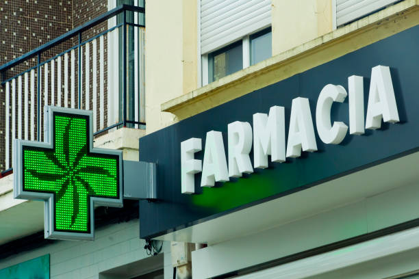 istock Pharmacy sign in spanish language and green cross 2200225286