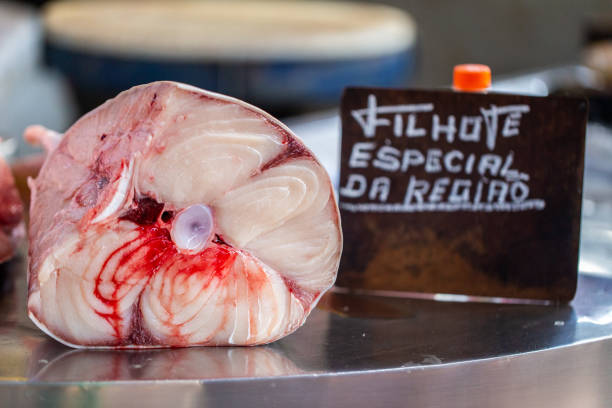 The Ver-o-Peso Market, located in Belém do Pará, is one of the largest and most traditional open-air markets in Latin America. Founded in the 17th century, it is a true symbol of Amazonian culture and a gathering place for merchants, chefs, tourists, and locals.
The market stands out for its incredible variety of typical Amazonian ingredients, offering everything from medicinal herbs and exotic spices to native fruits such as açaí, cupuaçu, bacuri, and taperebá. Additionally, it boasts a wide selection of fresh fish from the Amazonian rivers, including tambaqui, pirarucu, and filhote, as well as seafood.
Visitors can also find artisanal flours, vegetable oils like andiroba and copaíba oil, along with peppers, nuts, and regional honey. Not to mention the famous Amazonian seasonings and herbs, used both in cooking and traditional medicine. fresh filhote (brachyplatystoma filamentosum), one of the largest catfish in the region, known for its tender meat and mild flavor. essential to amazonian cuisine, this fish is commonly used in traditional dishes such as caldeirada and moquecas. ver-o-pes