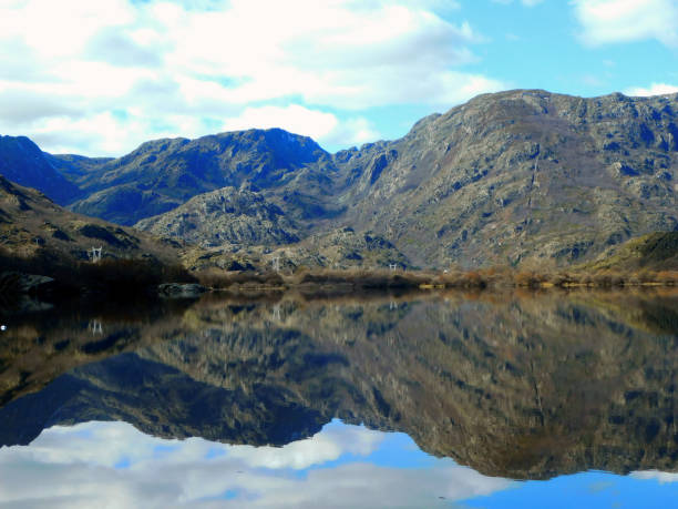 El Lago de Sanabria is a lake located in the northwestern part of the Iberian peninsula. It is located at an altitude of about 1000 meters above sea level in the Spanish province of Zamora, and is the largest glacial lake in Spain and the Iberian peninsula as a whole.
