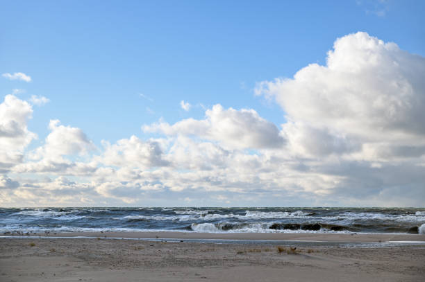 Plaża. Piasek,morze i  niebo pełne chmur.