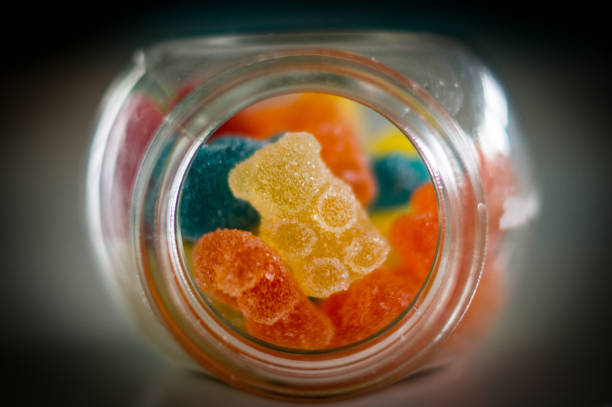 Macrofotografía de un bote de gominolas con detalle en uno de ellos