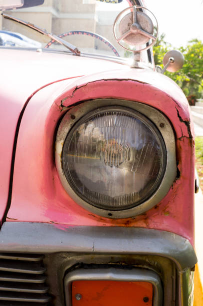 Partes de un coche antiguo en Cuba