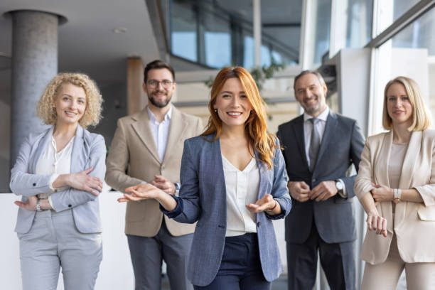 pengusaha wanita energik memimpin tim di lingkungan kantor - pemimpin foto potret stok, foto, & gambar bebas royalti