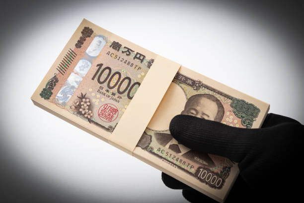 istock A criminal's hand picks up a stack of 1 million yen bills. 2200960152