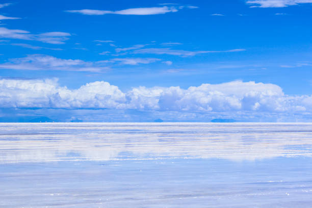 istock Specular reflection of Salar de Uyuni 2201033750
