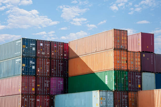 negocio de carga y envío. contenedores apilados con cielo azul - recipiente fotografías e imágenes de stock