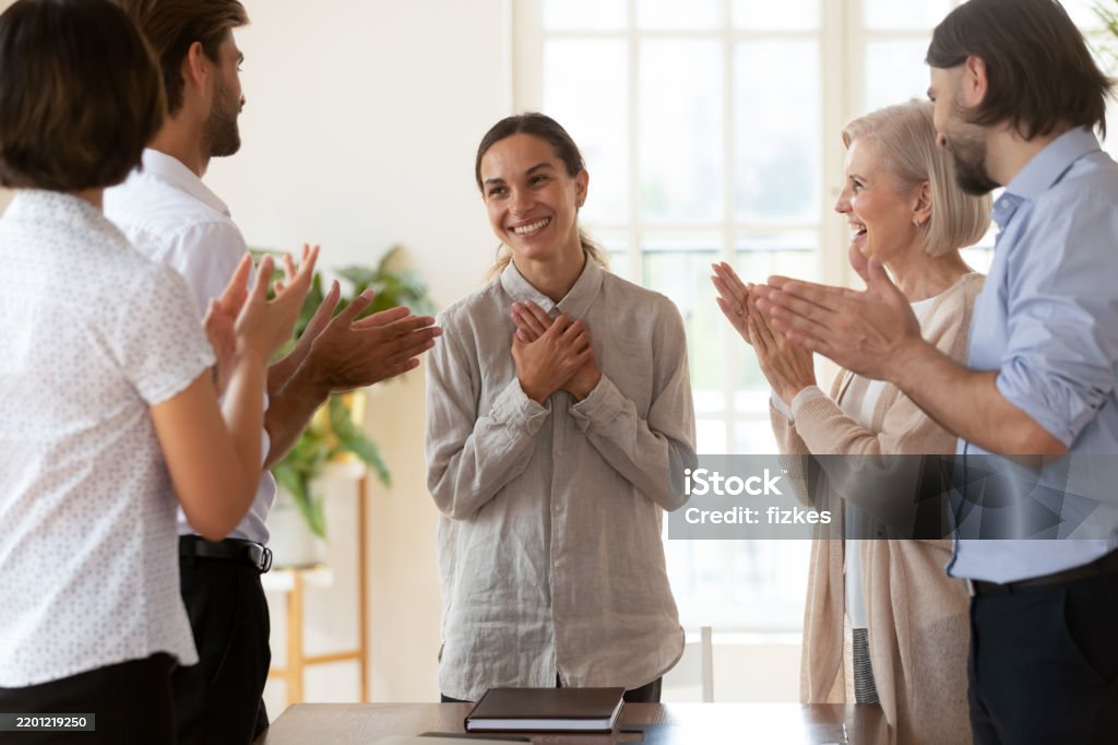 Staf mendorong karyawan pendatang baru ras campuran dalam pertemuan - Bebas Royalti Bisnis - Subjek Foto Stok Staf mendorong karyawan pendatang baru ras campuran dalam pertemuan - Bebas Royalti Bisnis - Subjek Foto Stok