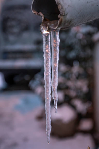 In winter, the water flowing through the pipe turns to ice.