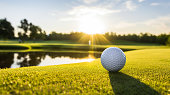 wei%C3%9Fer-golfball-auf-malerischem-gr%