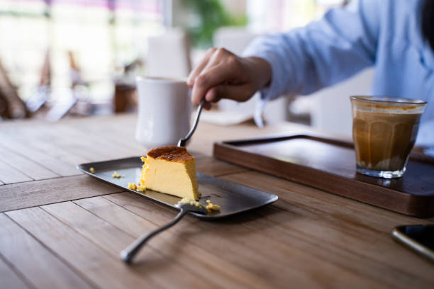 istock A girl who has afternoon tea 2201491810